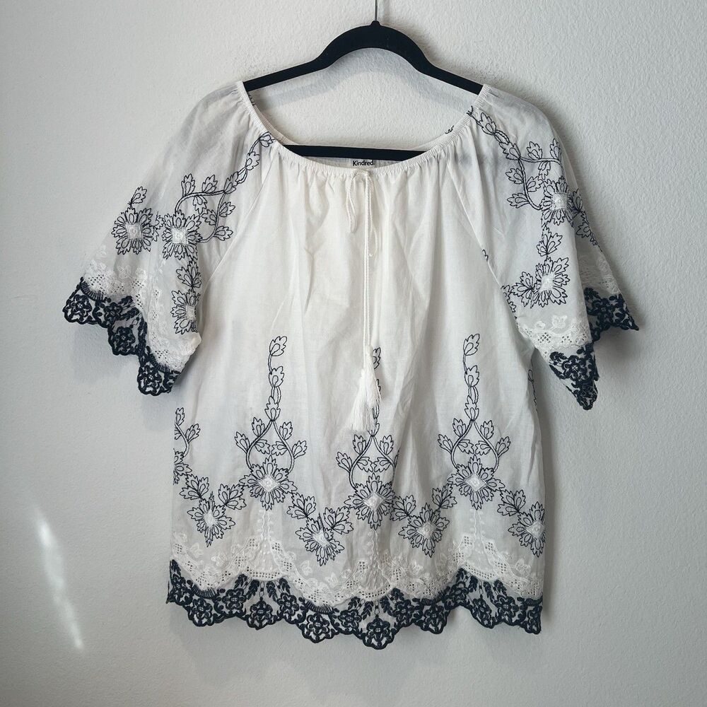 Kindred Women's Size L White Navy Blue Embroidered scallop Sleeve boho top